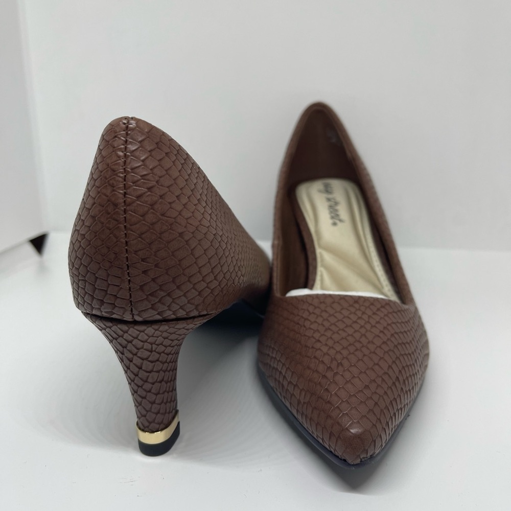 New Easy Street Pointed Pump
